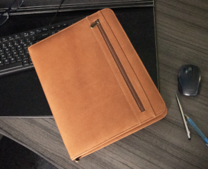 SLC-604 EXITOSO Zippered portfolio Life style photo