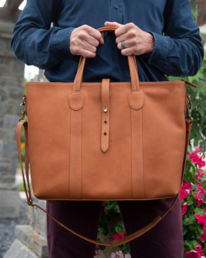 SLC-304 HOMBRE- Lifestyle Matt holding